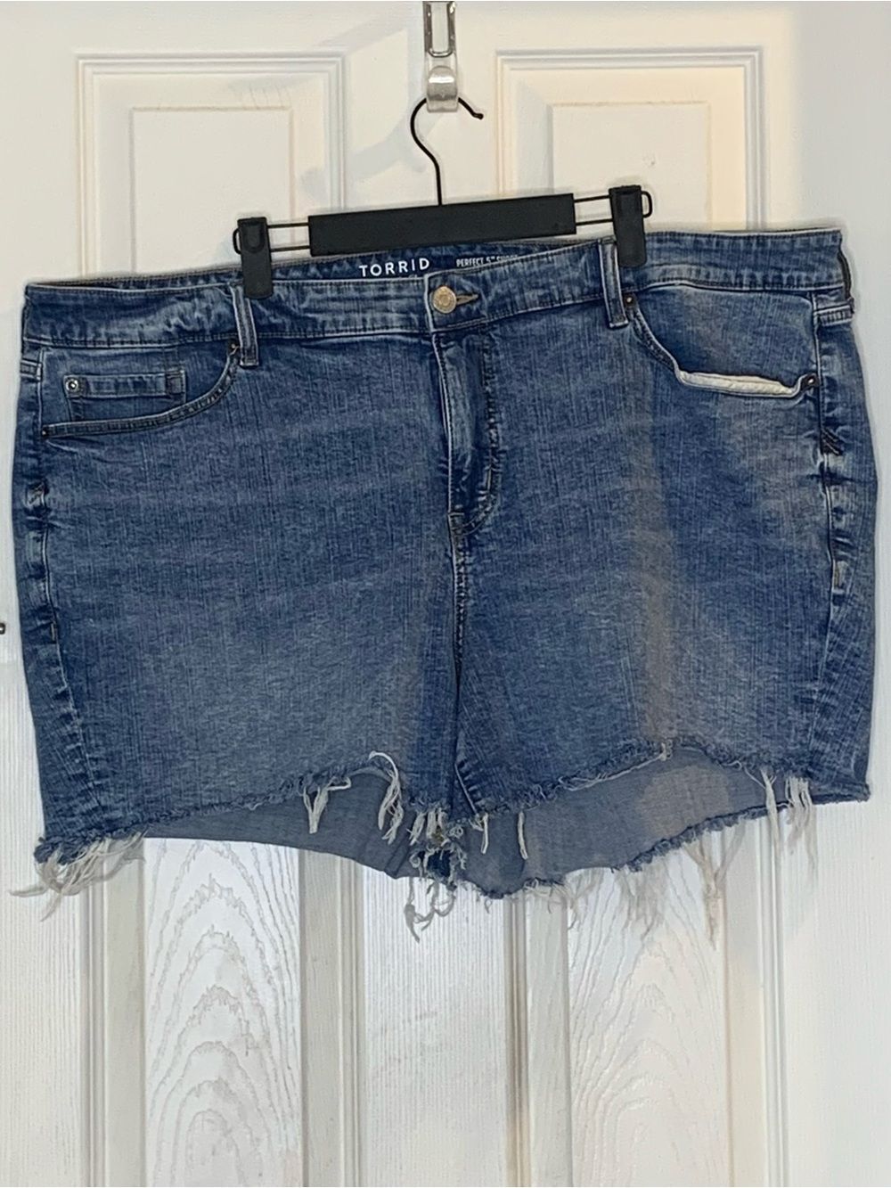 Torrid Perfect 5” Vintage Stretch Short Size 24